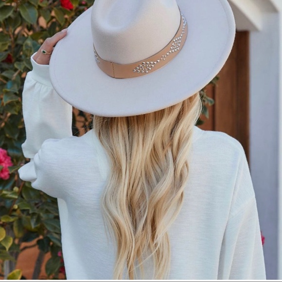 VICI NEW -OCEANSIDE STUDDED
HAT - IVORY - Picture 1 of 4